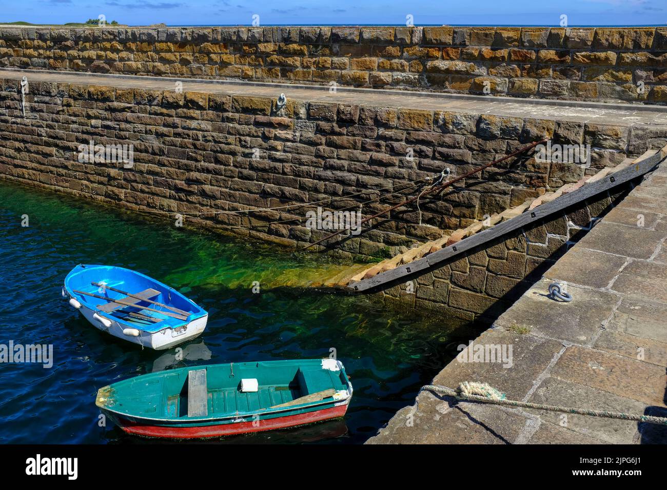 Frankreich, Omonville-la-Rogue, Le Hable, 05.07.2022: Ruderboote im durch hohe Mauern geschuetzten Hafen Le Hable in Omonville-la-Rogue auf der Halbin Stockfoto