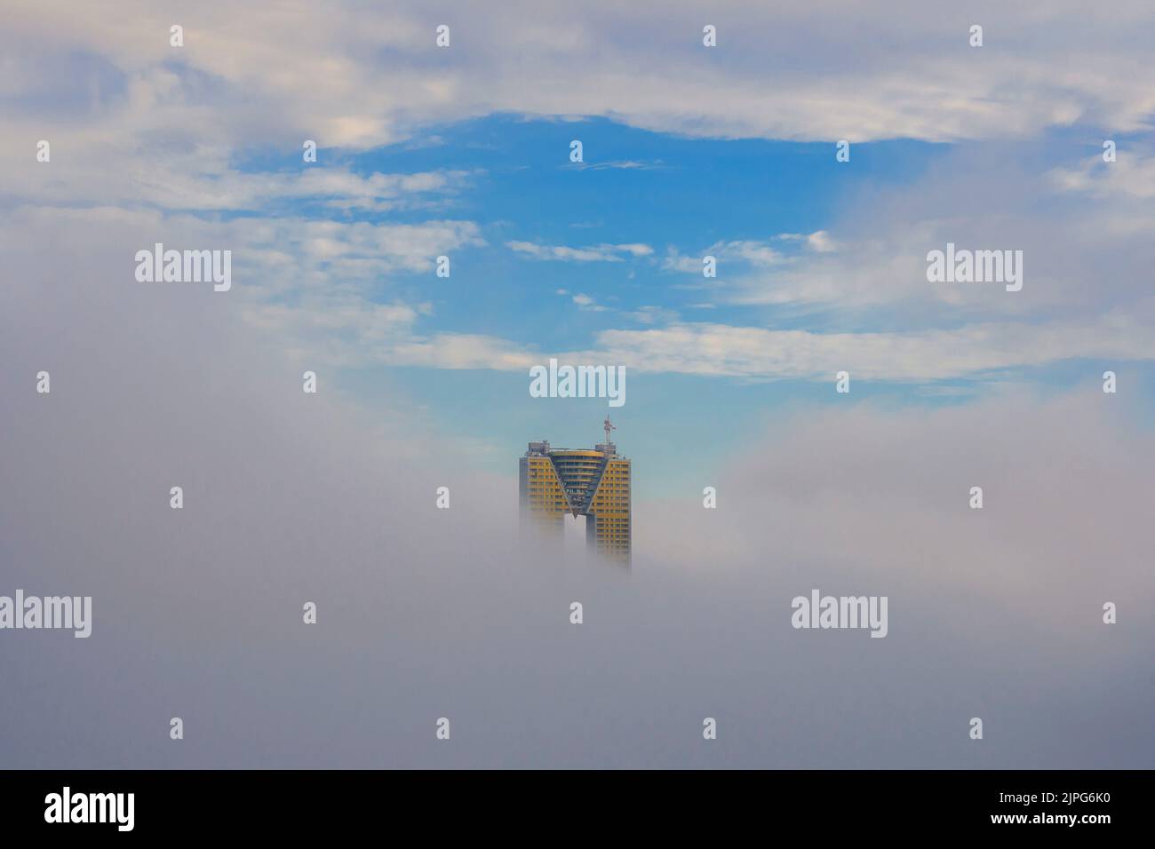 Die Spitze des Intempo-Wolkenkratzers erhebt sich über dem Nebel in Benidorm, Spanien Stockfoto