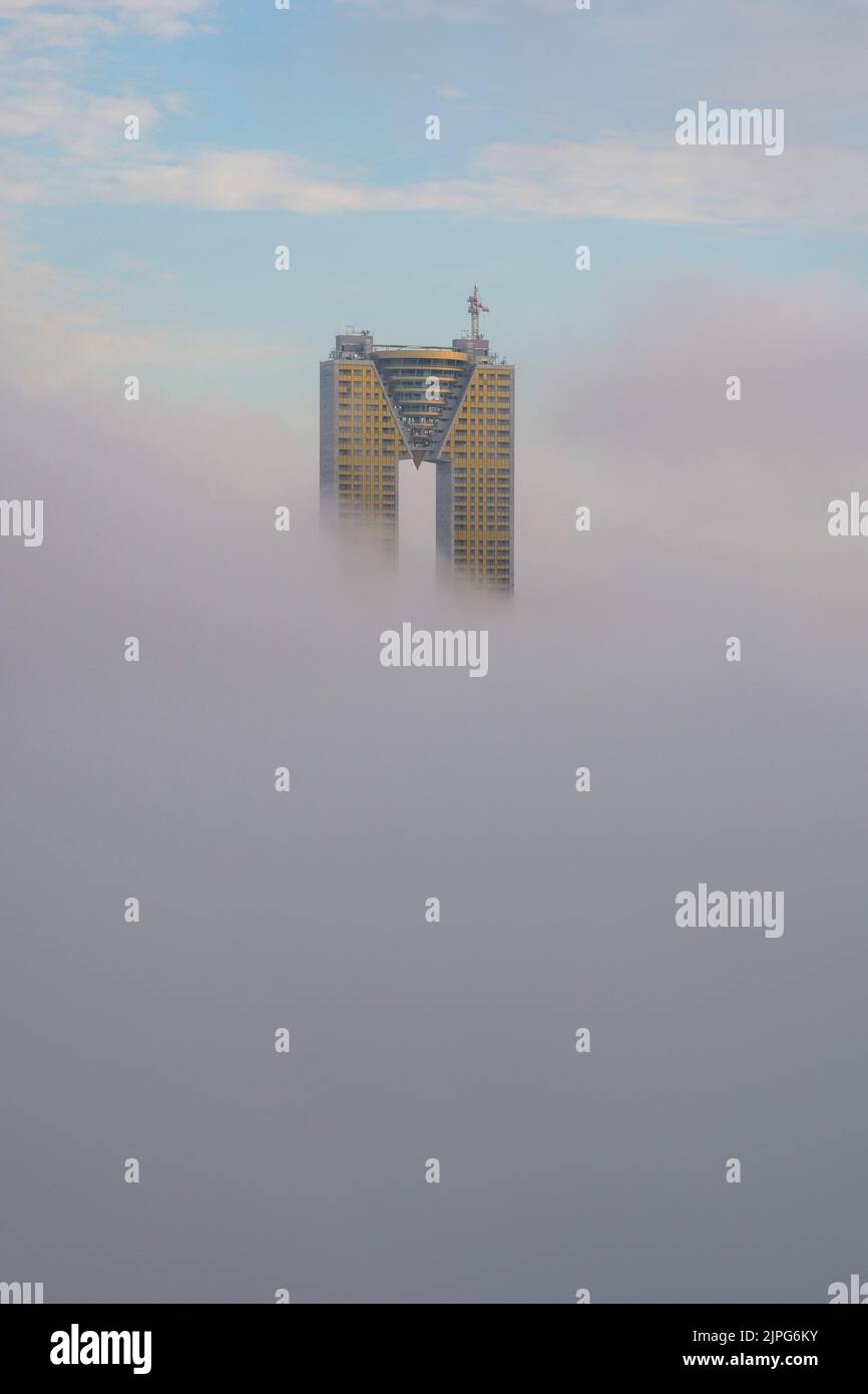 Die Spitze des Intempo-Wolkenkratzers erhebt sich über dem Nebel in Benidorm, Spanien Stockfoto