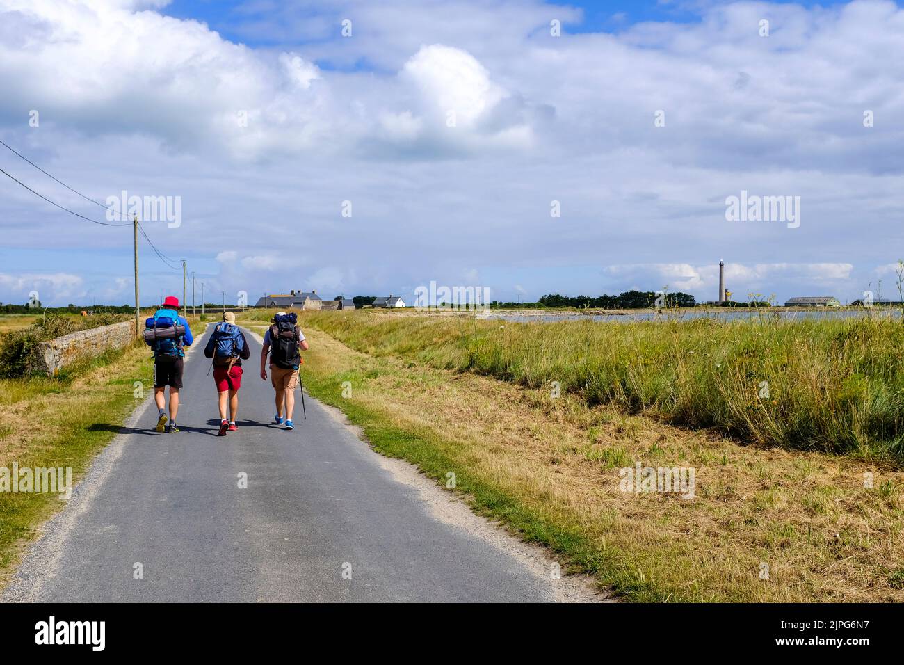 Frankreich, Gatteville-le Phare, 01.07.2022: drei Wanderer auf einem Fernwanderweg beim Leuchtturm von Gatteville an der Pointe de Barfleur bei Gattev Stockfoto