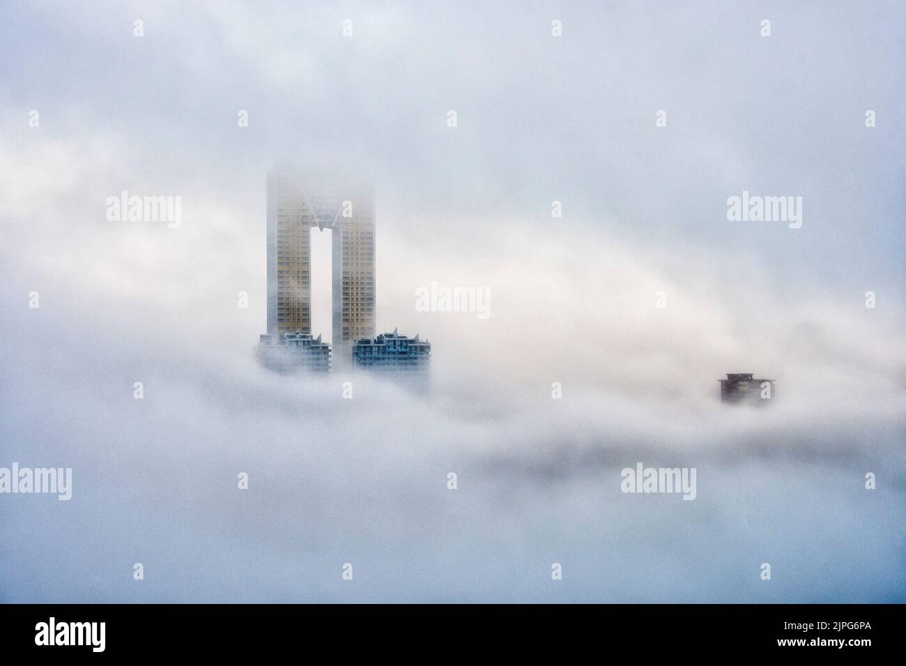 Die Spitze des Intempo-Wolkenkratzers erhebt sich über dem Nebel in Benidorm, Spanien Stockfoto