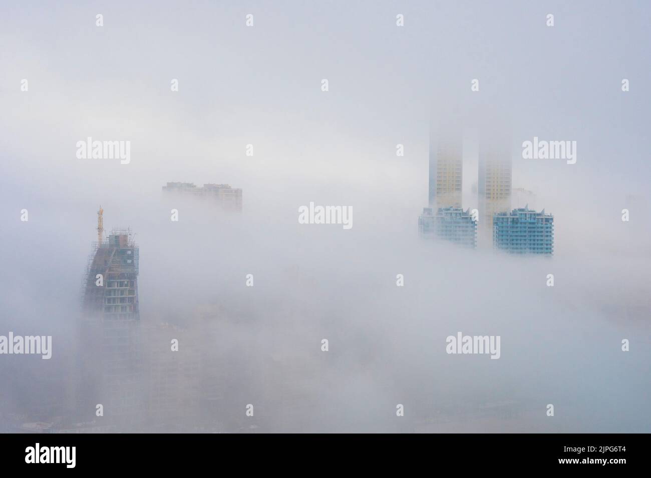 Die Spitze des Intempo-Wolkenkratzers steigt im spanischen Benidorm in den Nebel Stockfoto