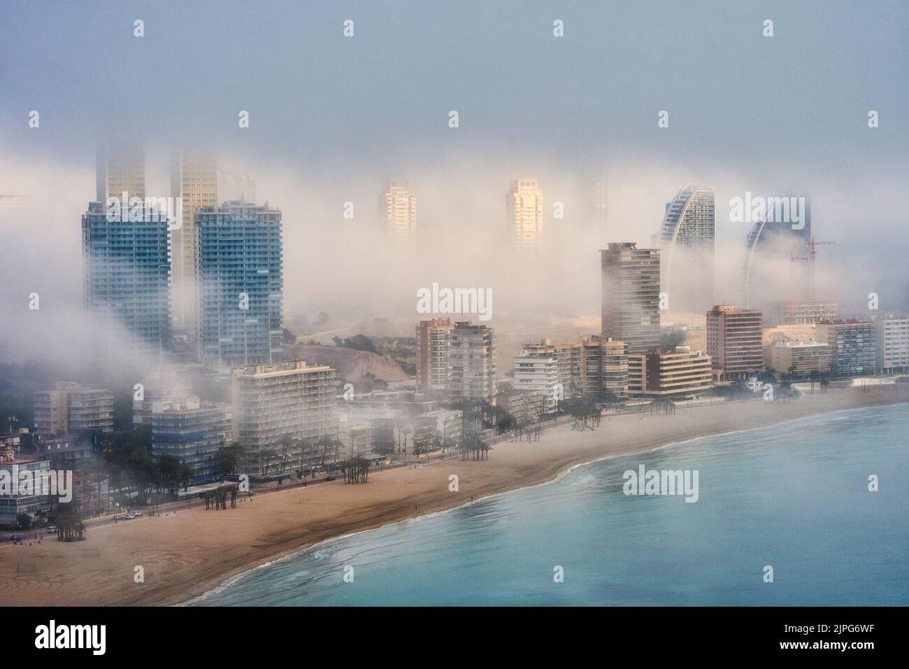 Nebel wabert über und durch Benidorm, Spanien Stockfoto