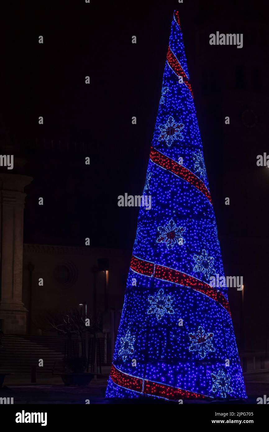 weihnachtsbaum auf der Straße in der Stadt tarazona in spanien Stockfoto