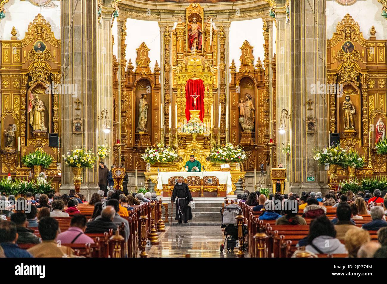 Ein Service, der in Parroquia San Juan Bautista in Coyoacan, Mexiko-Stadt, Mexiko, stattfindet Stockfoto