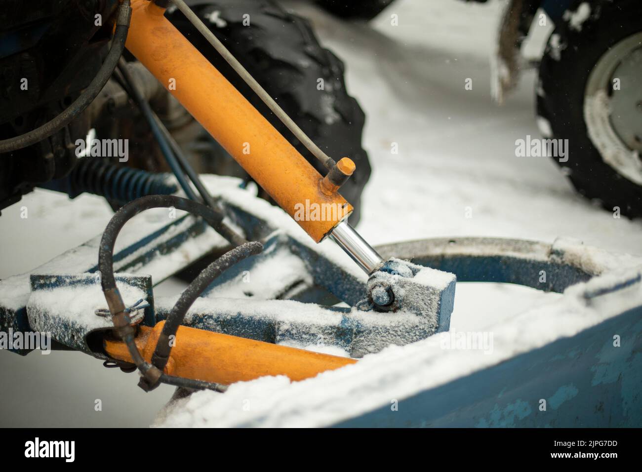 Hydraulikhebel in schwerer Technik. Schwere Maschinenteile. Hubmechanismus. Stockfoto