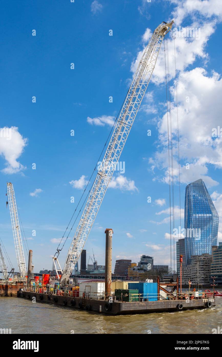 Bauarbeiten in der Nähe der Blackfriars Bridge in London auf der Themse Tideway Tunnel Super Kanalisation unter-Konstruktion unter der Themse. Damm Stockfoto