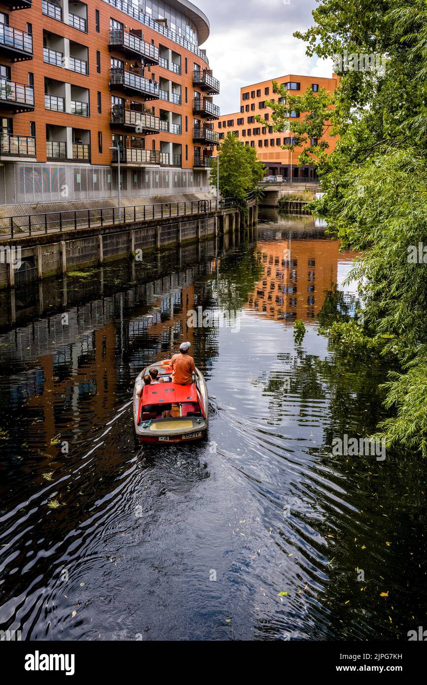 Norwich Bootfahren - Familienboot auf dem Fluss Wensum im Zentrum von Norwich - Norwich Tourismus. Mieten Sie ein Boot auf dem Fluss Wensum Norwich. Stockfoto