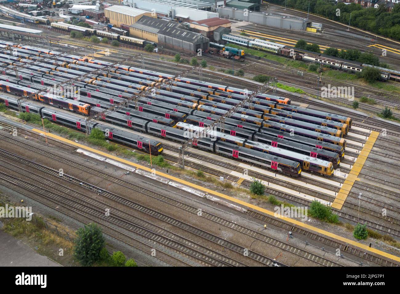 Tyseley, Birmingham August 18. 2022 - Geparkte und ungenutzte Züge der West Midlands Railway im Tyseley Traction Maintenance Depot (TMD) in Birmingham, als fortgesetzte Eisenbahnstreiks das Vereinigte Königreich trafen. Quelle: Scott CM/Alamy Live News Stockfoto