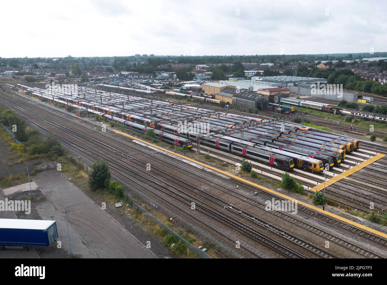 Tyseley, Birmingham August 18. 2022 - Geparkte und ungenutzte Züge der West Midlands Railway im Tyseley Traction Maintenance Depot (TMD) in Birmingham, als fortgesetzte Eisenbahnstreiks das Vereinigte Königreich trafen. Quelle: Scott CM/Alamy Live News Stockfoto