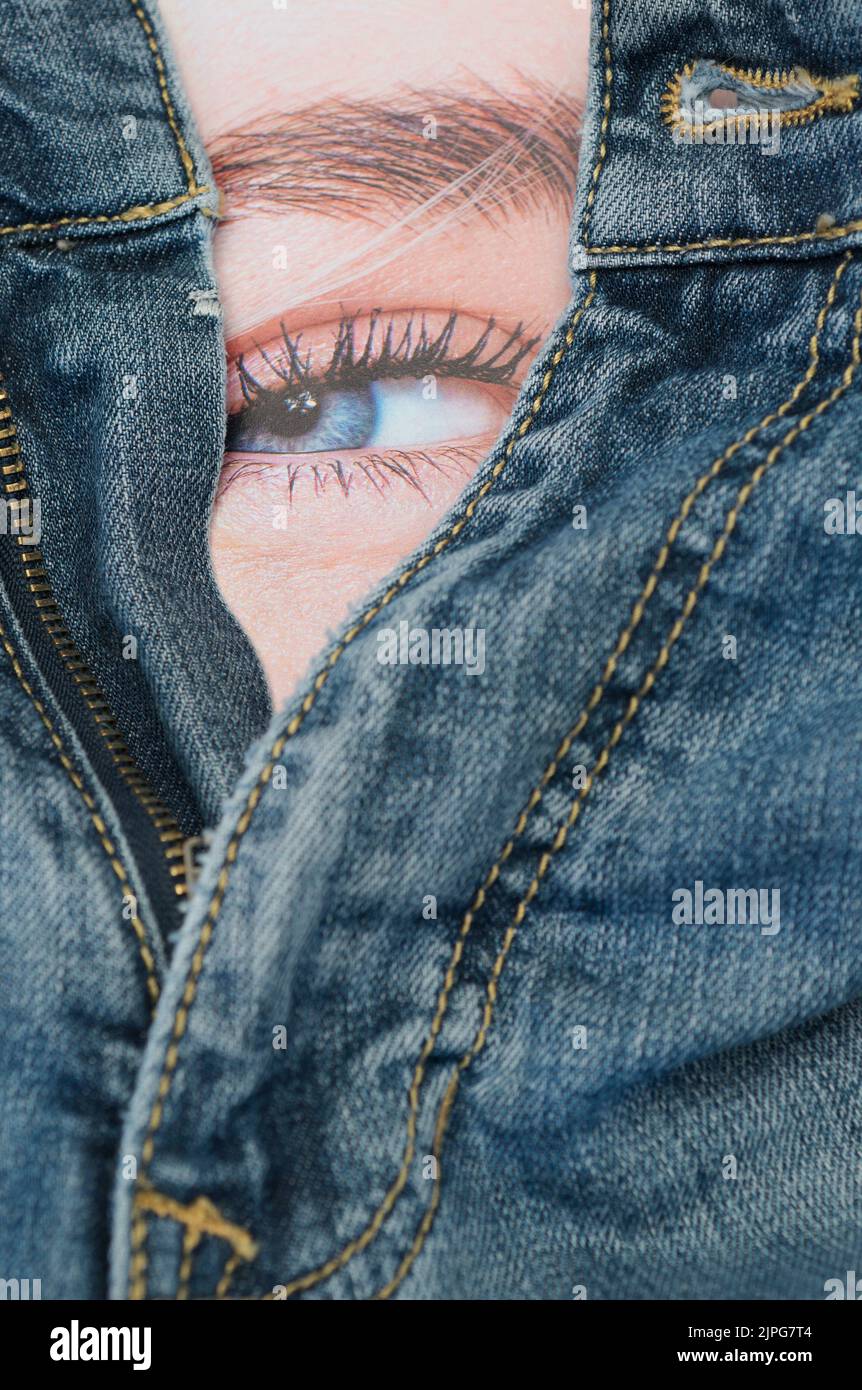 Damen Auge in blaue Jeans Stockfoto