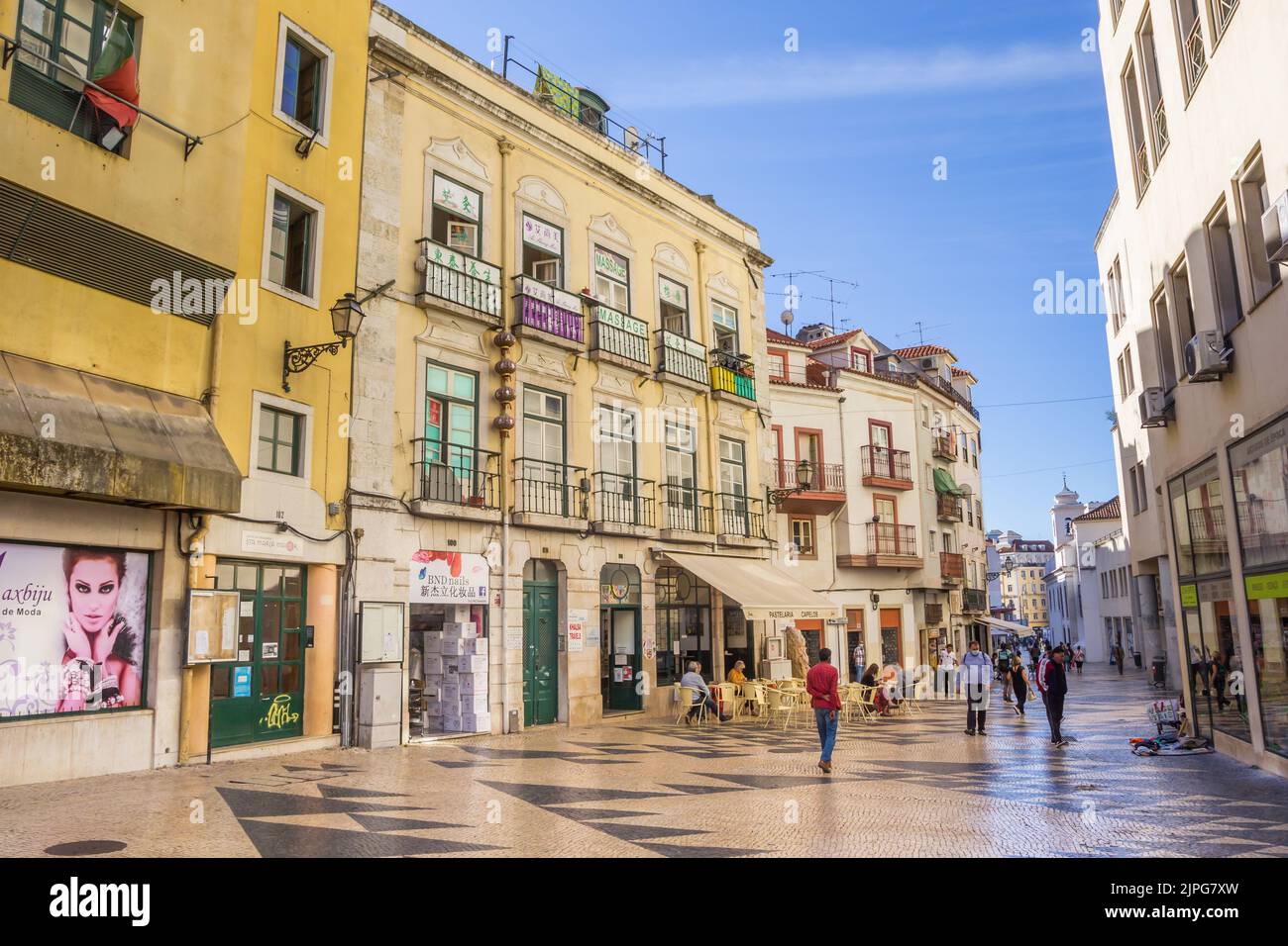 Straße mit Fliesenboden im Zentrum von Lissabon, Portugal Stockfoto