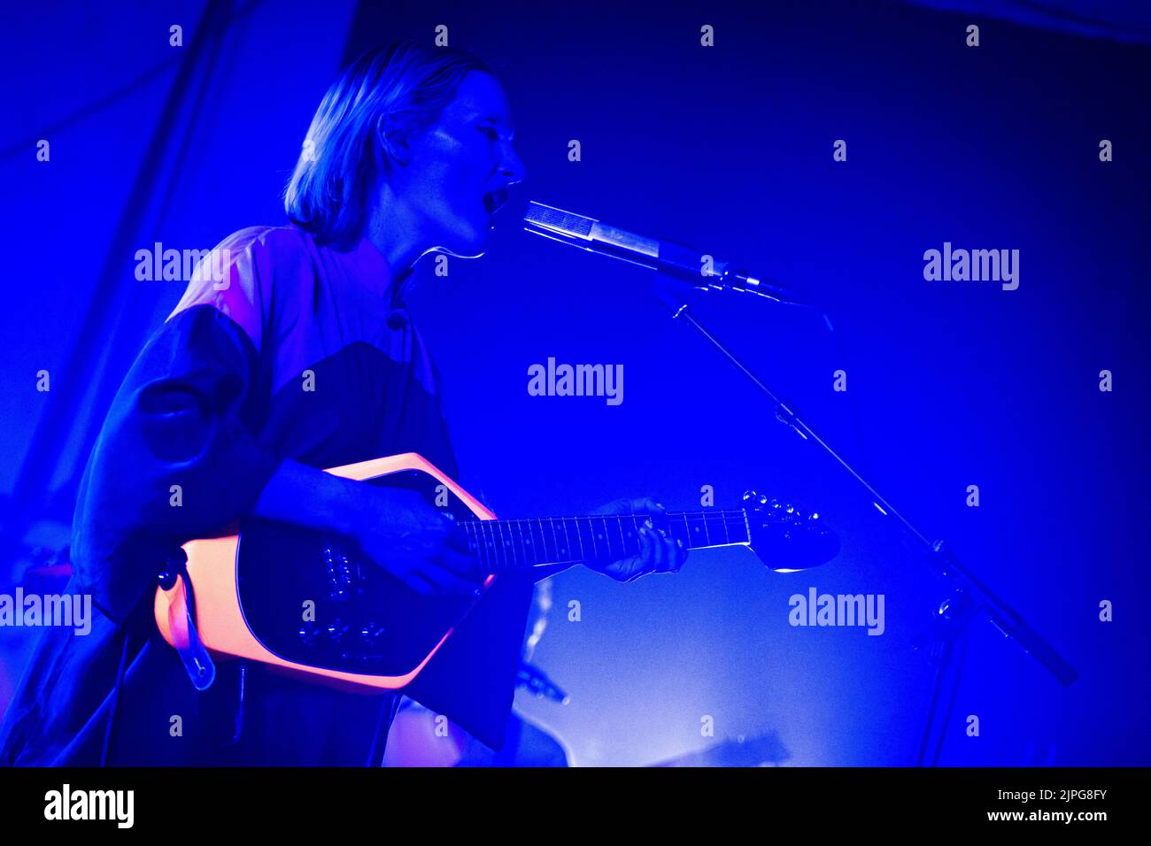 Edinburgh, Schottland. Mi, 17. August 2022. Die walisische Musikerin Cate Le Bon steht im Rahmen des Edinburgh Fringe Festivals 2022 in der Summerhall auf der Bühne. Cate Le Bon hat sechs Solo-Studioalben gemacht, wobei das jüngste Album ‘Pompeji’ im Februar 2022 auf dem mexikanischen Sommer-Plattenlabel veröffentlicht wird. Stockfoto