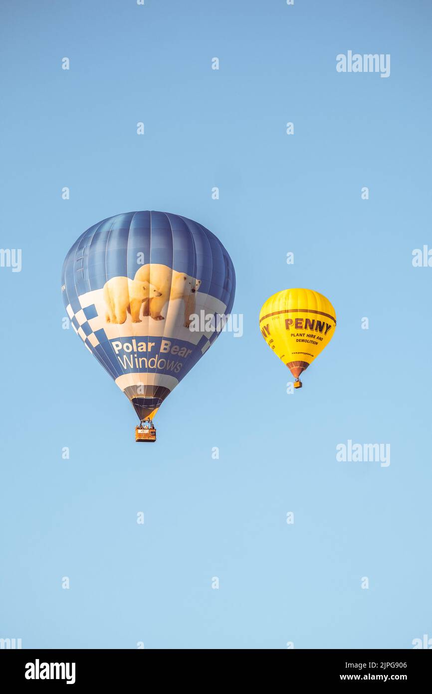 Zwei Luftballons fliegen Stockfoto