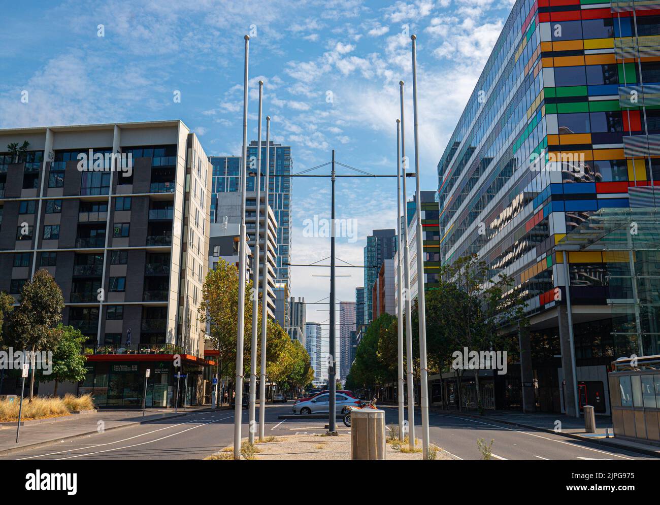Ein symmetrischer Pfosten an einer Straße mit modernen Gebäuden in Melbourne, Australien Stockfoto