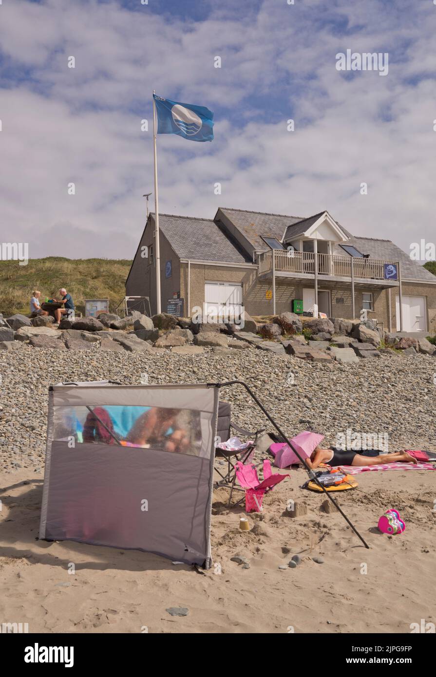 Touristen am Strand in Whitesands Bay; in der Nähe von St.Davids in Pembrokshire; Wales; Großbritannien Stockfoto