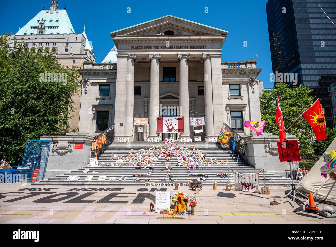 Vancouver, British Columbia - 23. Juli 2022: Symbole in der Vancouver Art Gallery zum Gedenken an die Kinder, die an der Kamloops Residential School starben. Stockfoto