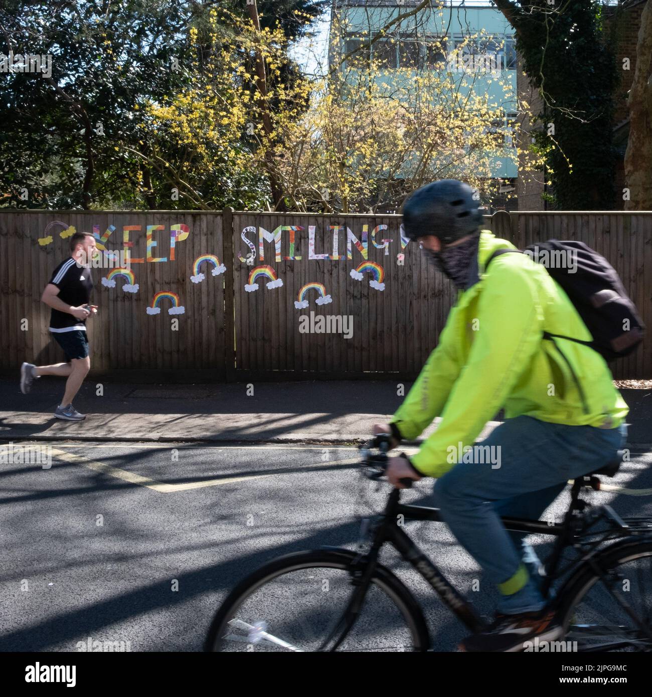 Maskierter Radfahrer und der NHS danken Ihnen, dass Sie während der Coronavirus-Sperre (Covid-19) auf der Half Moon Lane, North Dulwich, lächeln Stockfoto