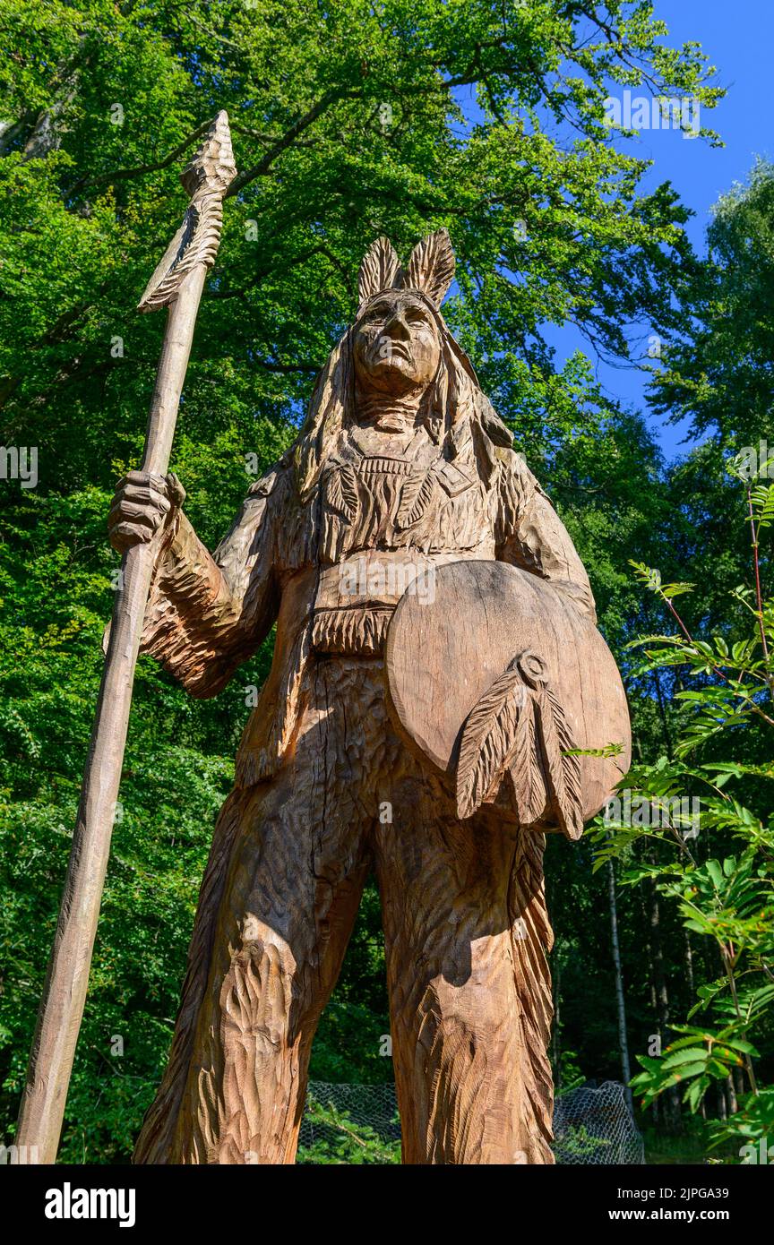 Einheimische nordamerikanische Skulptur in den Dawyck Botanic Gardens, Stobo bei Peebles, Schottland Stockfoto