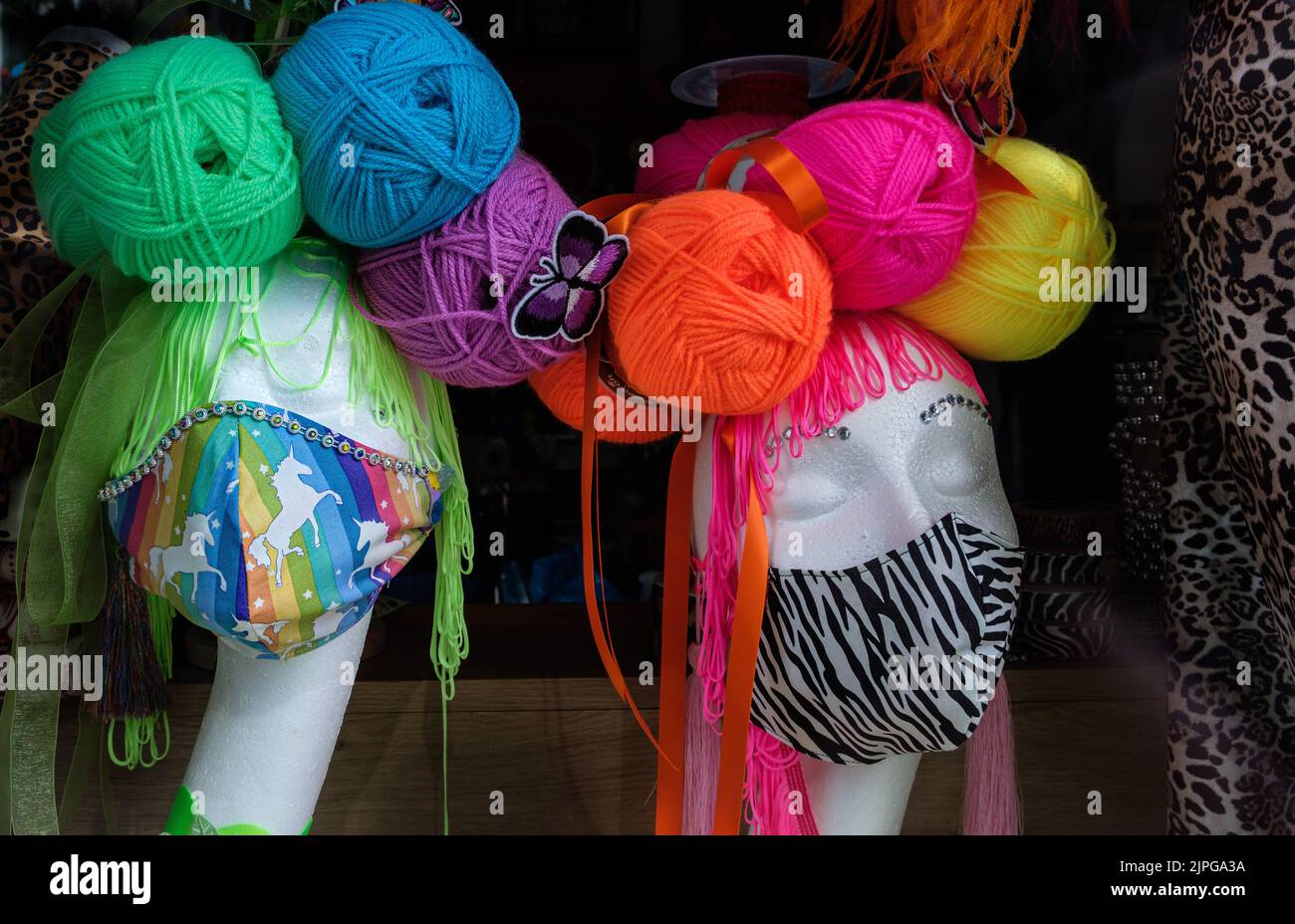 Gesichtsmasken im Fenster von Really Maria Crafts Shop, East Dulwich, East Dulwich Stockfoto