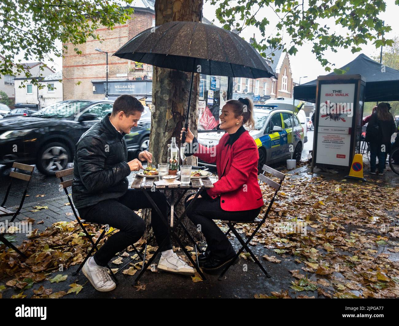 Aufgrund von Covid-19 dürfen die Cafés und Bars im Süden Londons Tische draußen stellen, und die Bewohner von East Dulwich werden nicht von ihrem Burnch abschrecken Stockfoto