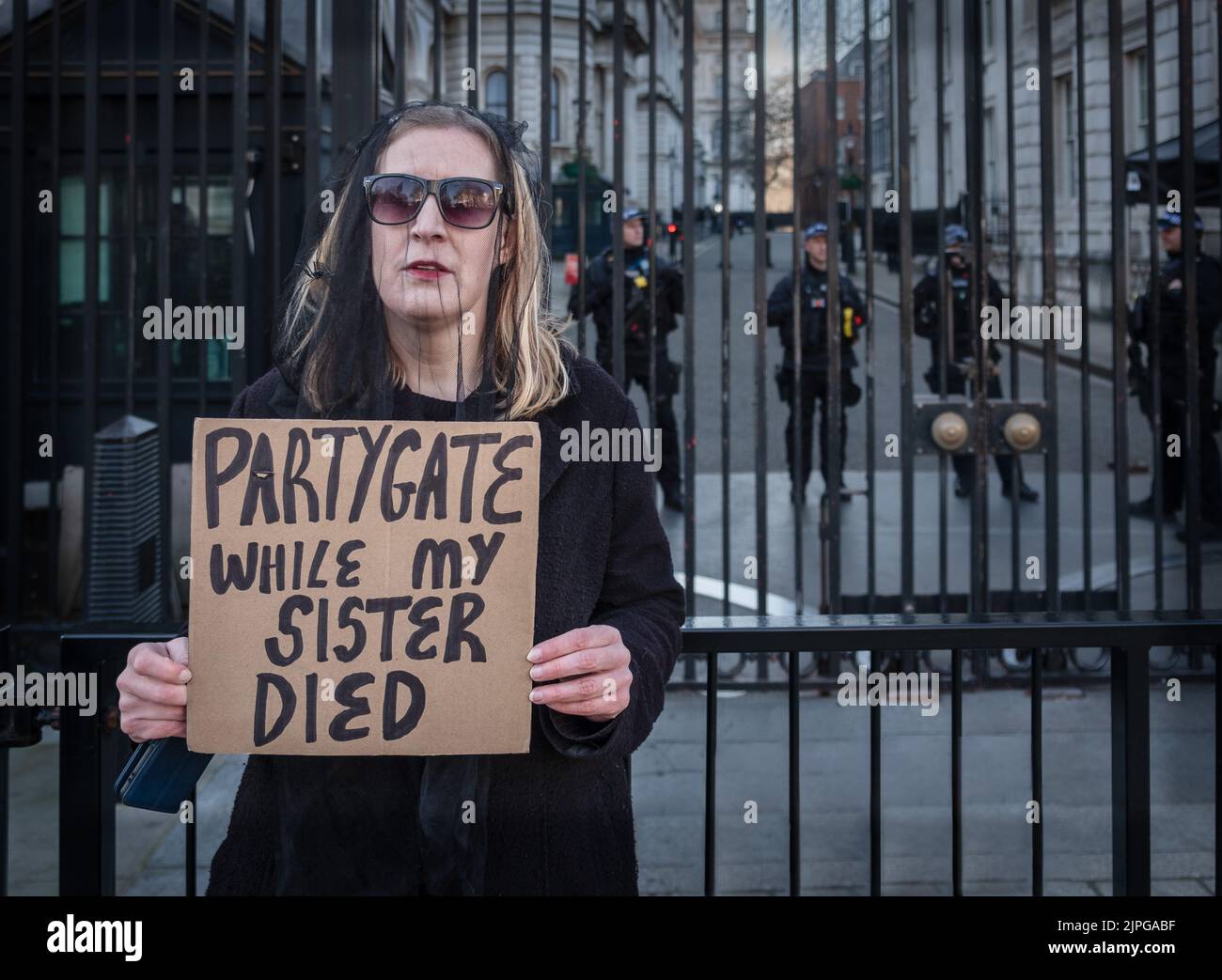 Louise Brown demonstriert vor der Downing Street während des Partygate-Skandals, der durch die Enthüllung einer Reihe von Parteien verursacht wurde, an denen Prime Minist teilnahm Stockfoto