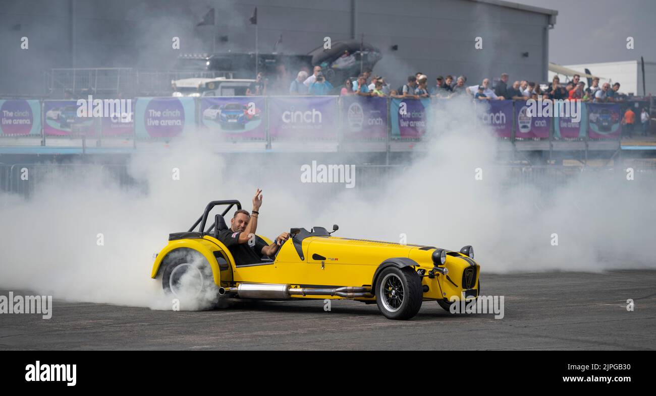 Farnborough International, Hampshire, Großbritannien. 18. August 2022. Die British Motor Show, die die Electric Motor Show umfasst, findet vom 18-21. Bis 20. August statt und bietet neue Autos, Oldtimer, Supersportwagen, Live-Action, Autofahrer, Stunt-Shows, Testfahrten und atemberaubende Fahrgeschäfte für Passagiere. Quelle: Malcolm Park/Alamy Live News Stockfoto