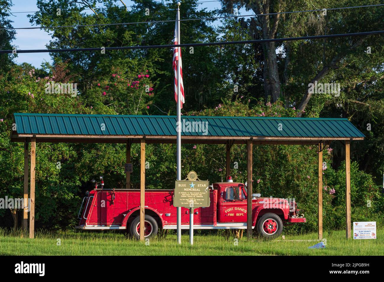 Fort Gaines, Georgia, USA - 13. August 2022: Antiker Feuerwehrwagen mit Lichtern im Blue Star Memorial for Armed Forces in Fort Gaines. Stockfoto
