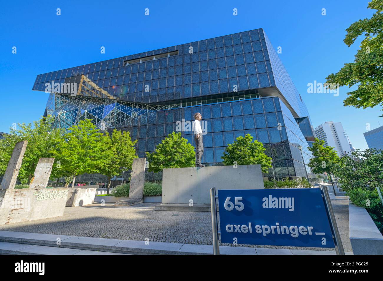 Skulptur „Balanceakt“ von Stephan Balkenhol Neubau Springer-Verlag, Axel-Springer-Straße, Zimmerstraße, Kreuzberg, Friedrichshain-Kreuzberg, Berlin, D Stockfoto