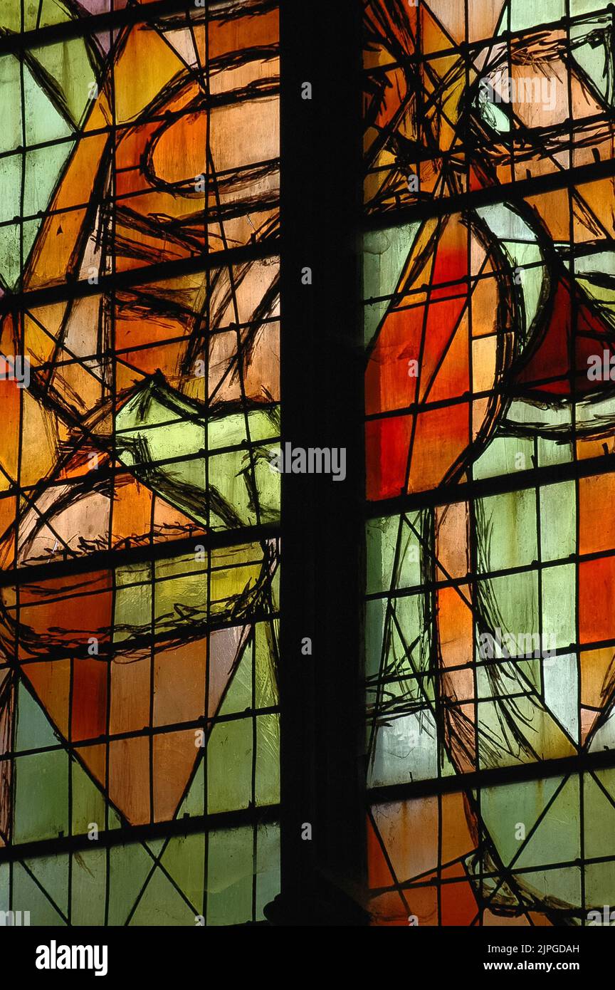 Feuriges Orange im Buntglasfenster, das 1957 von Jacques Villon (1875–1963) für die Kathedrale Saint Stephan (Cathédrale Saint Etienne) in Metz, Grand Est, Frankreich, geschaffen wurde. Die Kathedrale, die 1220 gegründet wurde, ist als „Laterne des guten Herrn“ („Lanterne du Bon Dieu“) bekannt, weil sie die größte Glasfläche aller mittelalterlichen religiösen Monumente der Welt besitzt. Stockfoto Feuriges Orange im Buntglasfenster, das 1957 von Jacques Villon (1875–1963) für die Kathedrale Saint Stephan (Cathédrale Saint Etienne) in Metz, Grand Est, Frankreich, geschaffen wurde. Die Kathedrale, die 1220 gegründet wurde, ist als „Laterne des guten Herrn“ („Lanterne du Bon Dieu“) bekannt, weil sie die größte Glasfläche aller mittelalterlichen religiösen Monumente der Welt besitzt. Stockfoto