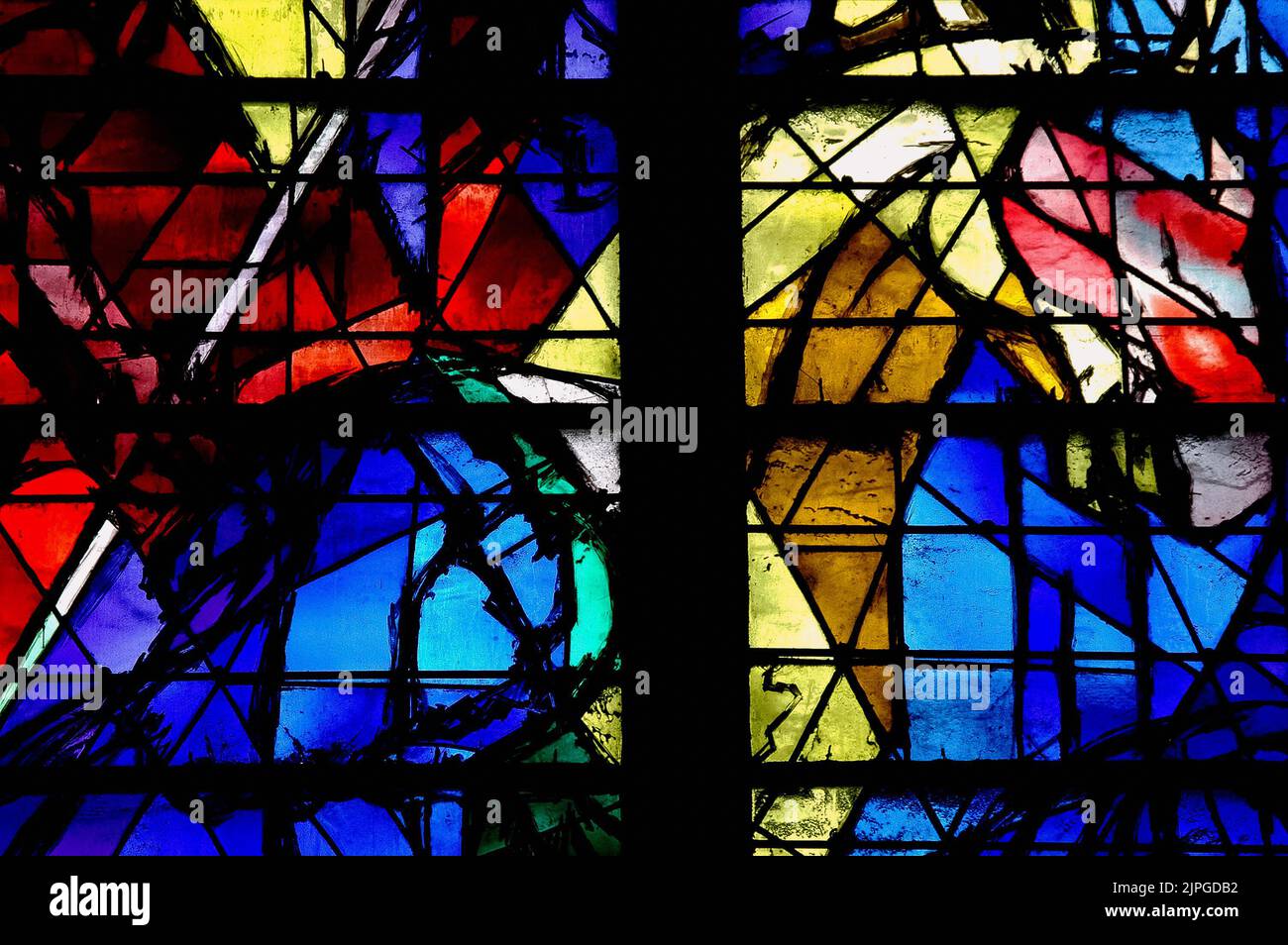 Detail eines Buntglasfensters, das 1957 von Jacques Villon (1875–1963) für die Kathedrale Saint Stephan (Cathédrale Saint Etienne) in Metz, Grand Est, Frankreich, geschaffen wurde. Die Kathedrale, die 1220 gegründet wurde, ist als „Laterne des guten Herrn“ („Lanterne du Bon Dieu“) bekannt, weil sie die größte Glasfläche aller mittelalterlichen religiösen Monumente der Welt besitzt. Stockfoto Detail eines Buntglasfensters, das 1957 von Jacques Villon (1875–1963) für die Kathedrale Saint Stephan (Cathédrale Saint Etienne) in Metz, Grand Est, Frankreich, geschaffen wurde. Die Kathedrale, die 1220 gegründet wurde, ist als „Laterne des guten Herrn“ („Lanterne du Bon Dieu“) bekannt, weil sie die größte Glasfläche aller mittelalterlichen religiösen Monumente der Welt besitzt. Stockfoto