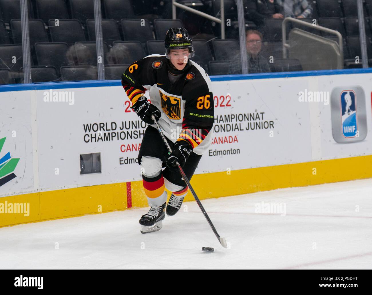 Edmonton, Alberta, Kanada. 17. August 2022. MARKUS SCHWEIGER (26) aus Deutschland kontrolliert den Puck während der dritten Periode eines Viertelfinalspieles der IIHF-Junioren-Weltmeisterschaft 2022 im Rogers Place in Edmonton, Alberta. (Bild: © Matthew Helfrich/ZUMA Press Wire) Stockfoto