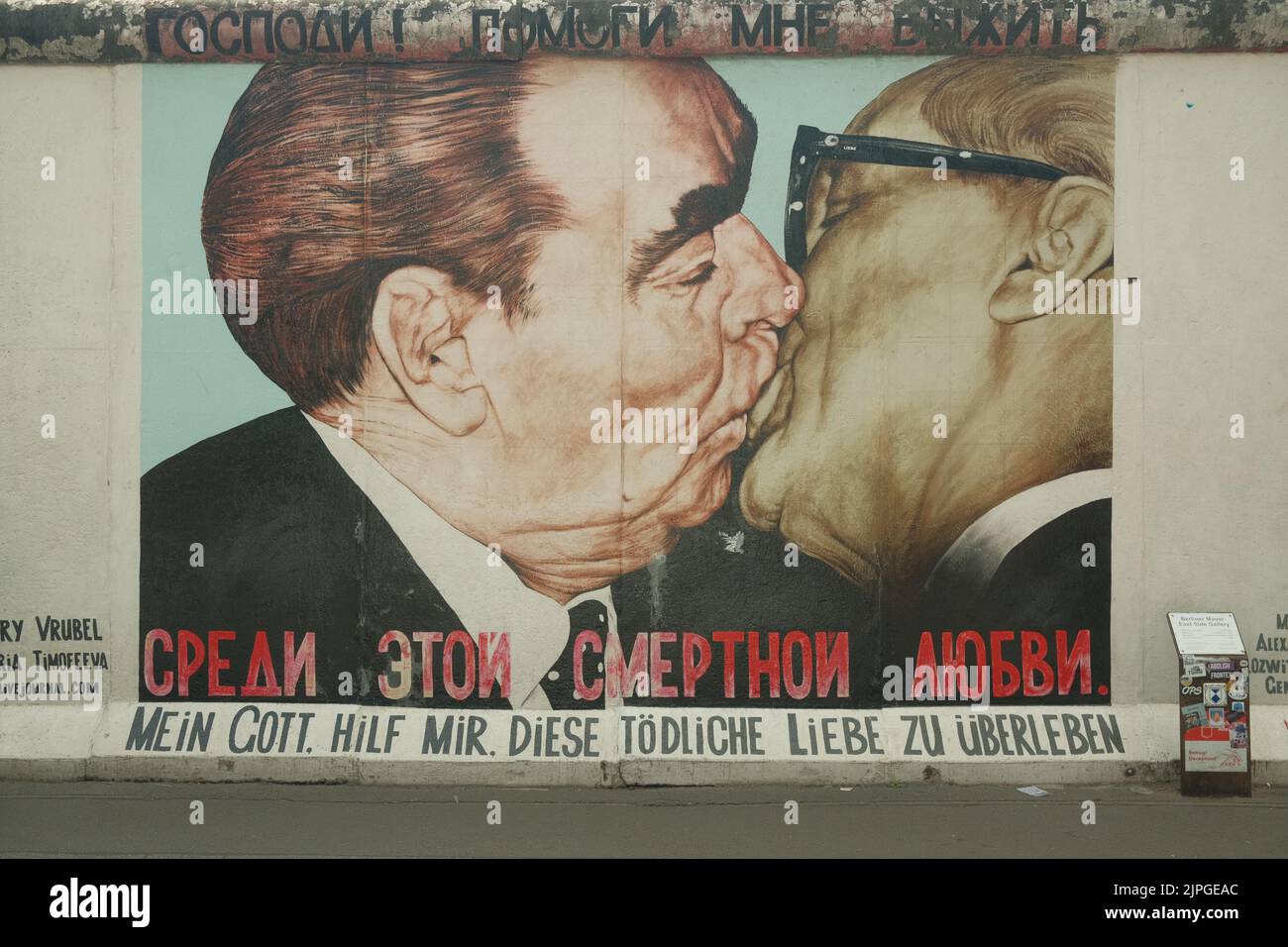 Ein Gemälde des Bruderküsses zwischen Breschnew und Honecker an der Berliner Mauer in der East-Side-Gallery in Berlin Stockfoto