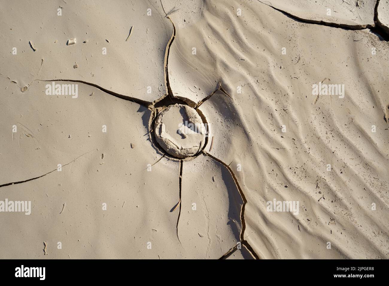 Abstrakter Kreisriss im Schlamm eines trockenen Flussbettes. Swakop River, Namibia, Afrika Stockfoto