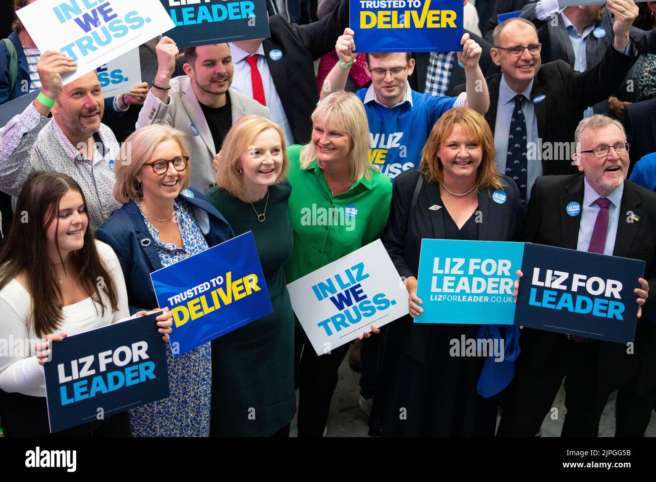 Liz Truss 2022 - Liz Truss und David Mundell und Unterstützer bei den konservativen Führungswahlen in Perth, Schottland, Großbritannien - 16. August 2022 Stockfoto