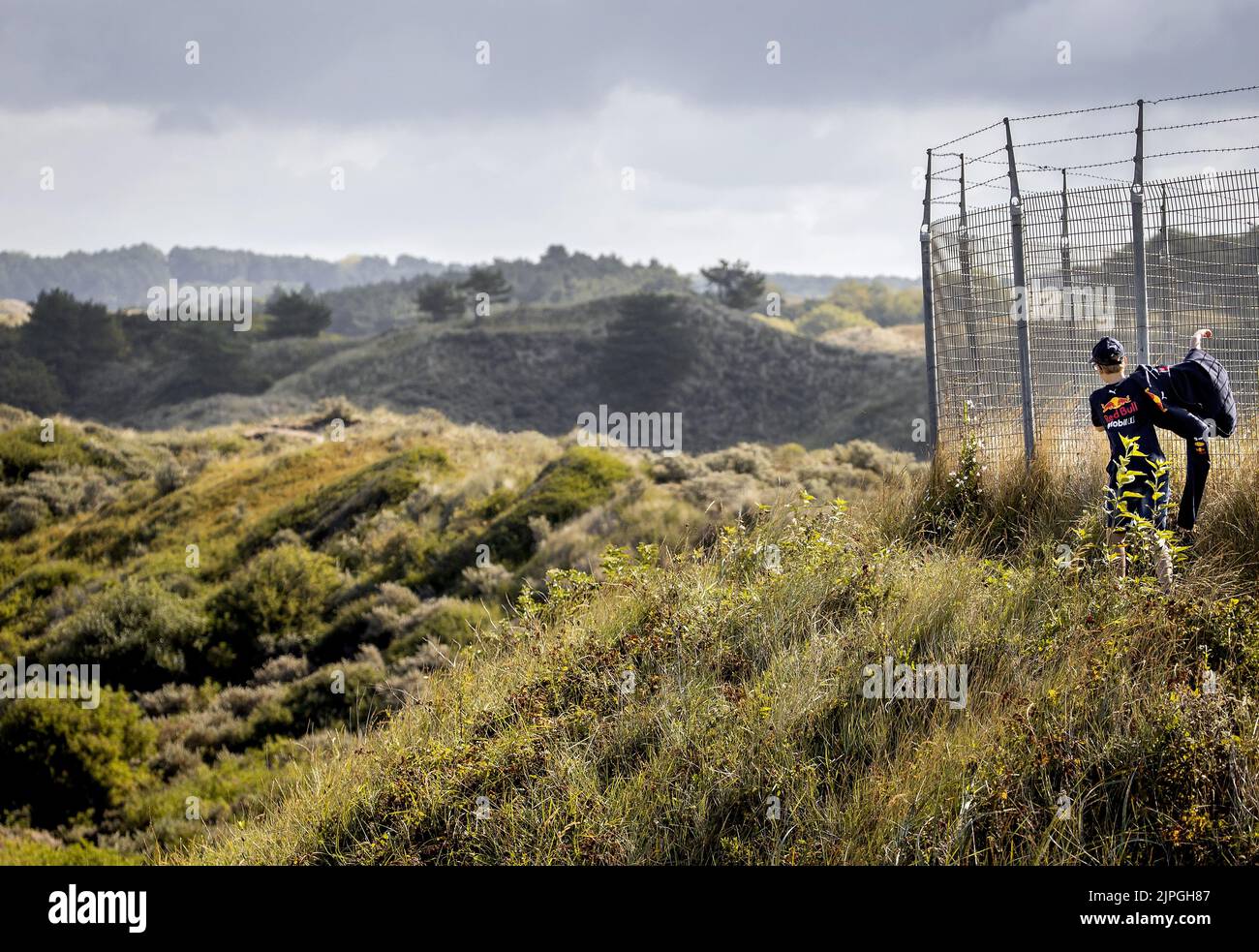 2022-08-18 10:59:52 ZANDVOORT - Ein Max Verstappen Fan versucht, einen Blick auf die Zandvoort Schaltung, zwei Wochen vor dem Beginn des niederländischen Grand Prix zu fangen. ANP KOEN VAN WEEL niederlande Out - belgien Out Stockfoto