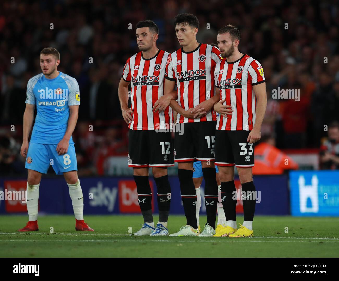 Sheffield, Großbritannien. 17. August 2022. Freie Kick-Wall für John Egan, Anel Ahmedhodzic und Rhys Norrington Davies von Sheffield Utd während des Sky Bet Championship-Spiels in der Bramall Lane, Sheffield. Bildnachweis sollte lauten: Simon Bellis/Sportimage Kredit: Sportimage/Alamy Live News Stockfoto