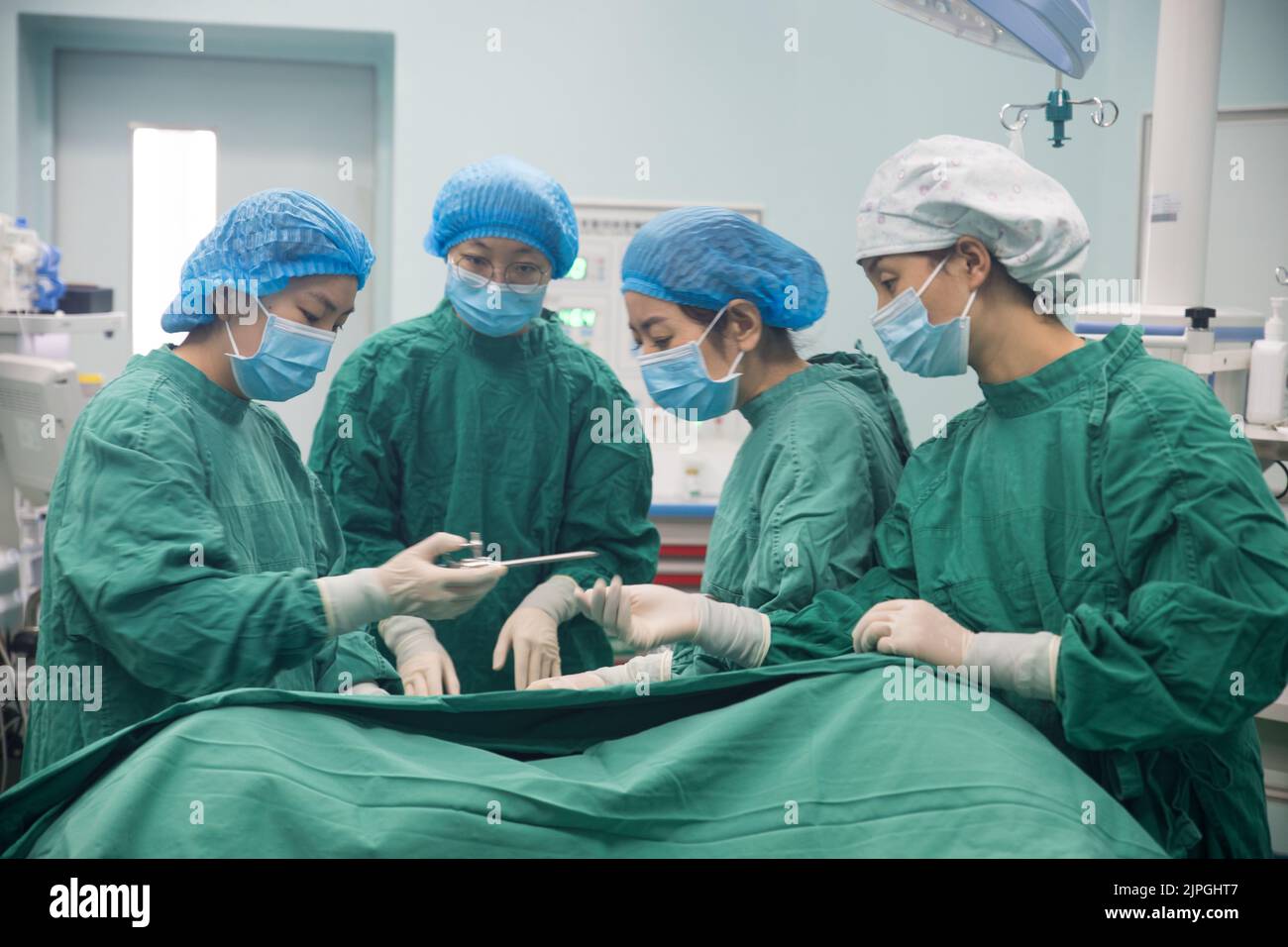 URUMQI, CHINA - 18. AUGUST 2022 - Medizinische Mitarbeiter führen laparoskopische Operationen an einem Patienten in einem Krankenhaus für traditionelle chinesische Medizin in Urumqi, N, durch Stockfoto