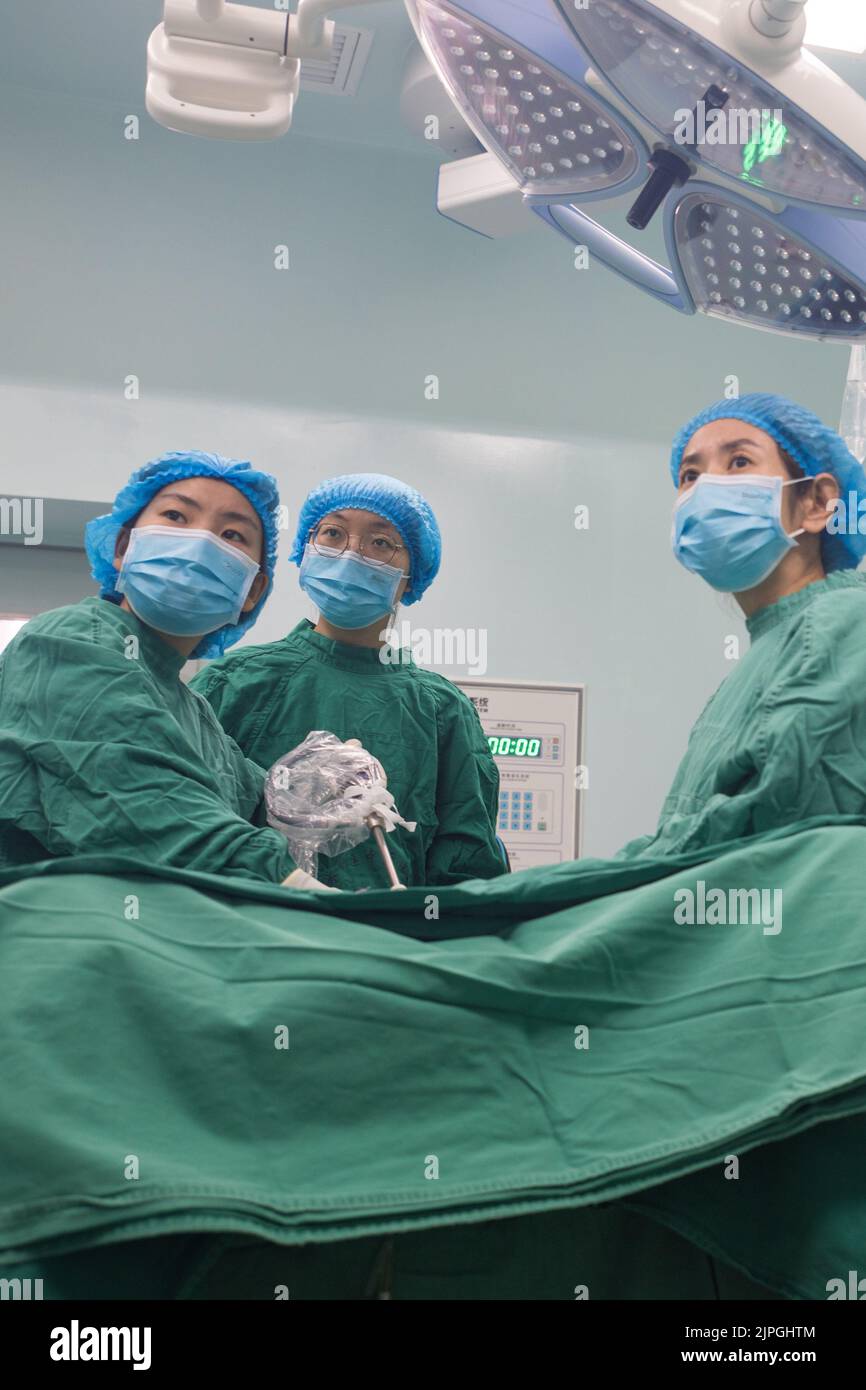 URUMQI, CHINA - 18. AUGUST 2022 - Medizinische Mitarbeiter führen laparoskopische Operationen an einem Patienten in einem Krankenhaus für traditionelle chinesische Medizin in Urumqi, N, durch Stockfoto