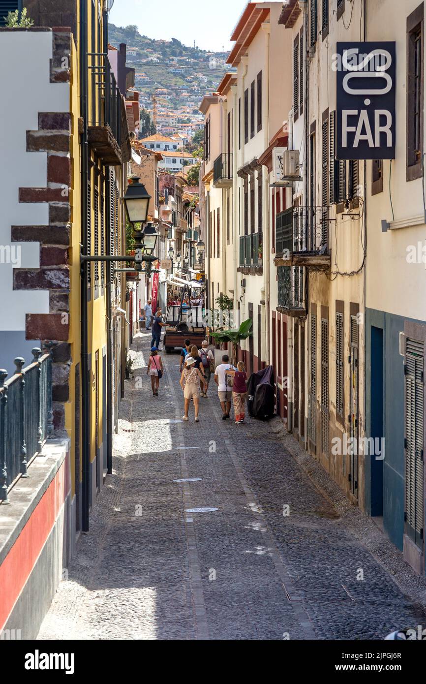 FUNCHAL, PORTUGAL - 29. AUGUST 2021: Dies ist die Santa Maria Straße im ältesten erhaltenen Viertel der Stadt - Zona Velha. Stockfoto
