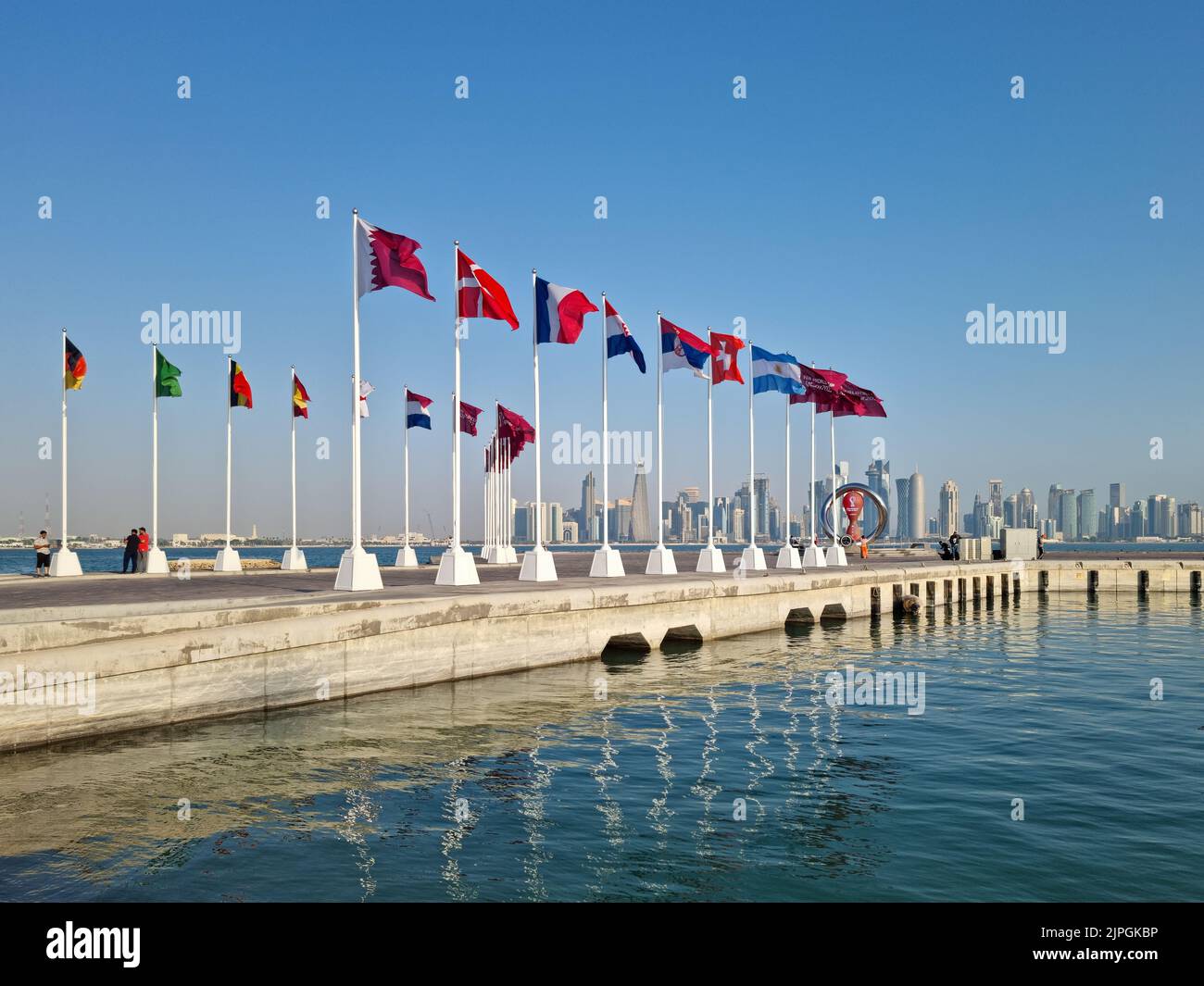 DOHA, KATAR - 26. NOVEMBER 2021: Flaggen der qualifizierten Länder für die FIFA Fußball-Weltmeisterschaft Katar 2022 in Corniche Doha. Stockfoto