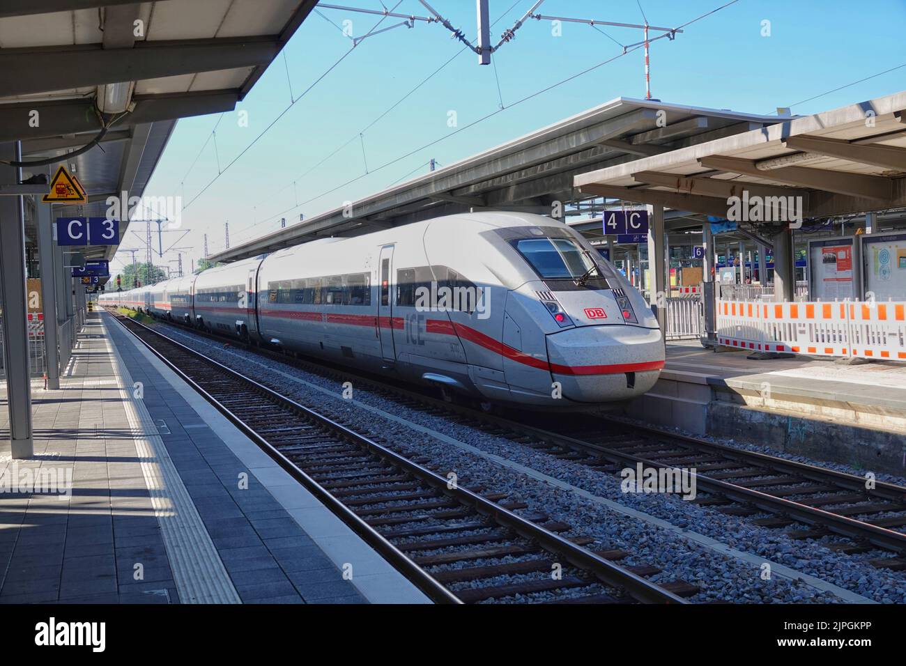 Bild zeigt einen ICE-Zug, der den Augsburger Hauptbahnhof in Bayern Deutschland anfährt Stockfoto