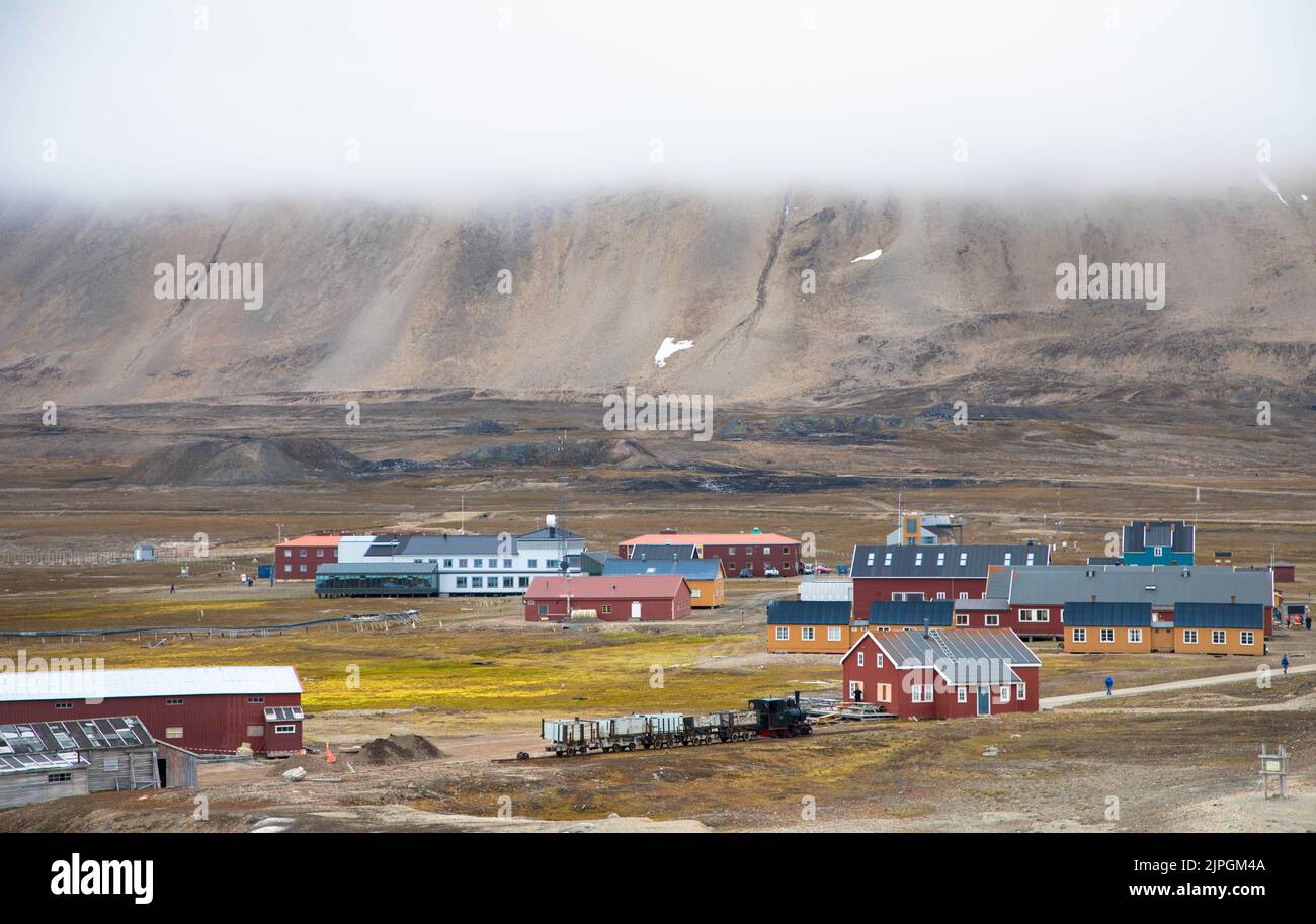 Kleine Stadt eines norwegischen Archipels zwischen Norwegen und dem Nordpol. Die nördlichste zivile Siedlung der Welt. Kongsfjorden, Spitzbergen, Stockfoto
