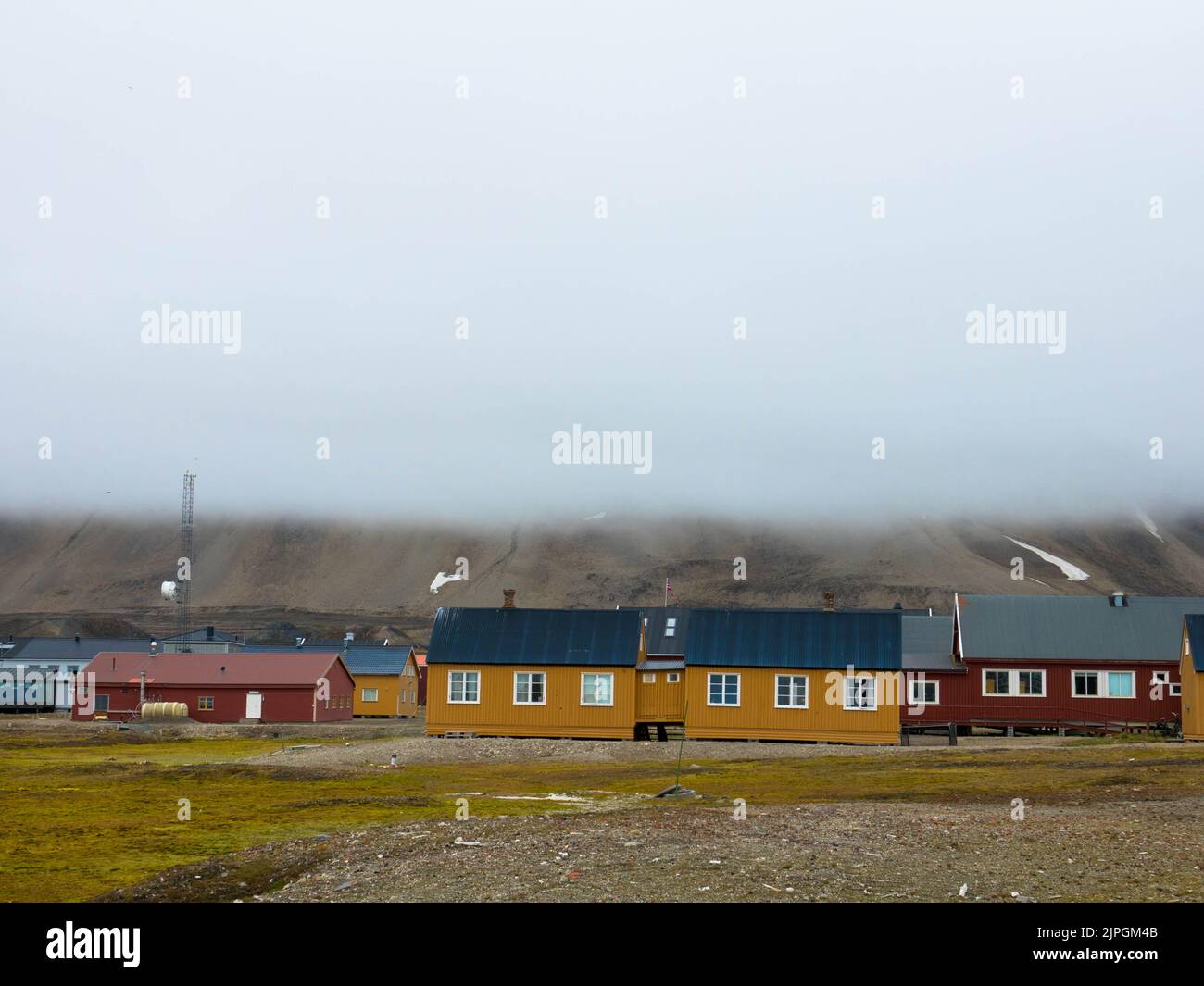Kleine Stadt eines norwegischen Archipels zwischen Norwegen und dem Nordpol. Die nördlichste zivile Siedlung der Welt. Kongsfjorden, Spitzbergen, Stockfoto