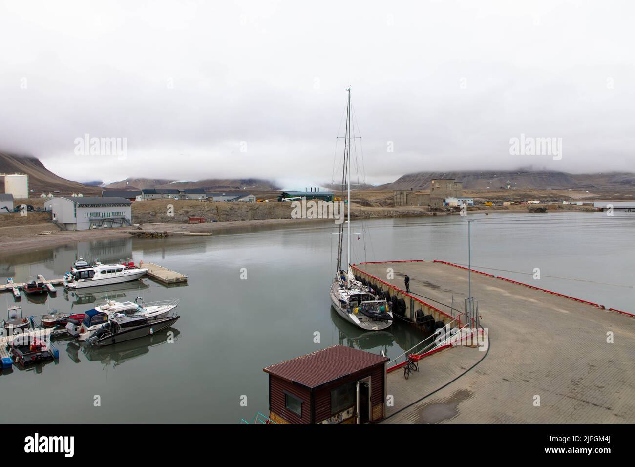 Hafen von NY Alesund. Kleine Stadt eines norwegischen Archipels zwischen Norwegen und dem Nordpol. Die nördlichste zivile Siedlung der Welt. Stockfoto