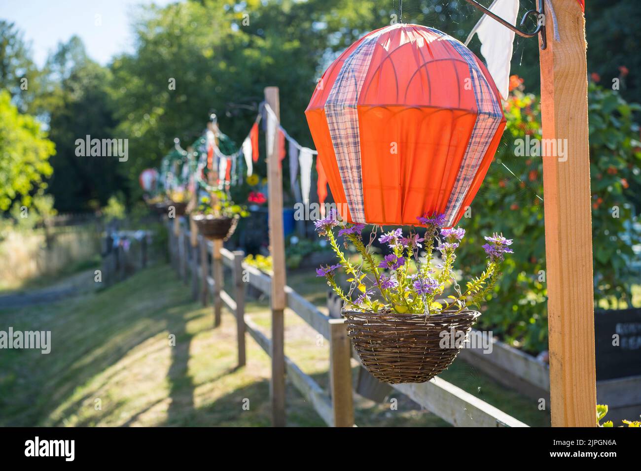 Hängende Körbe in einem britischen Garten im Sommer. Stockfoto