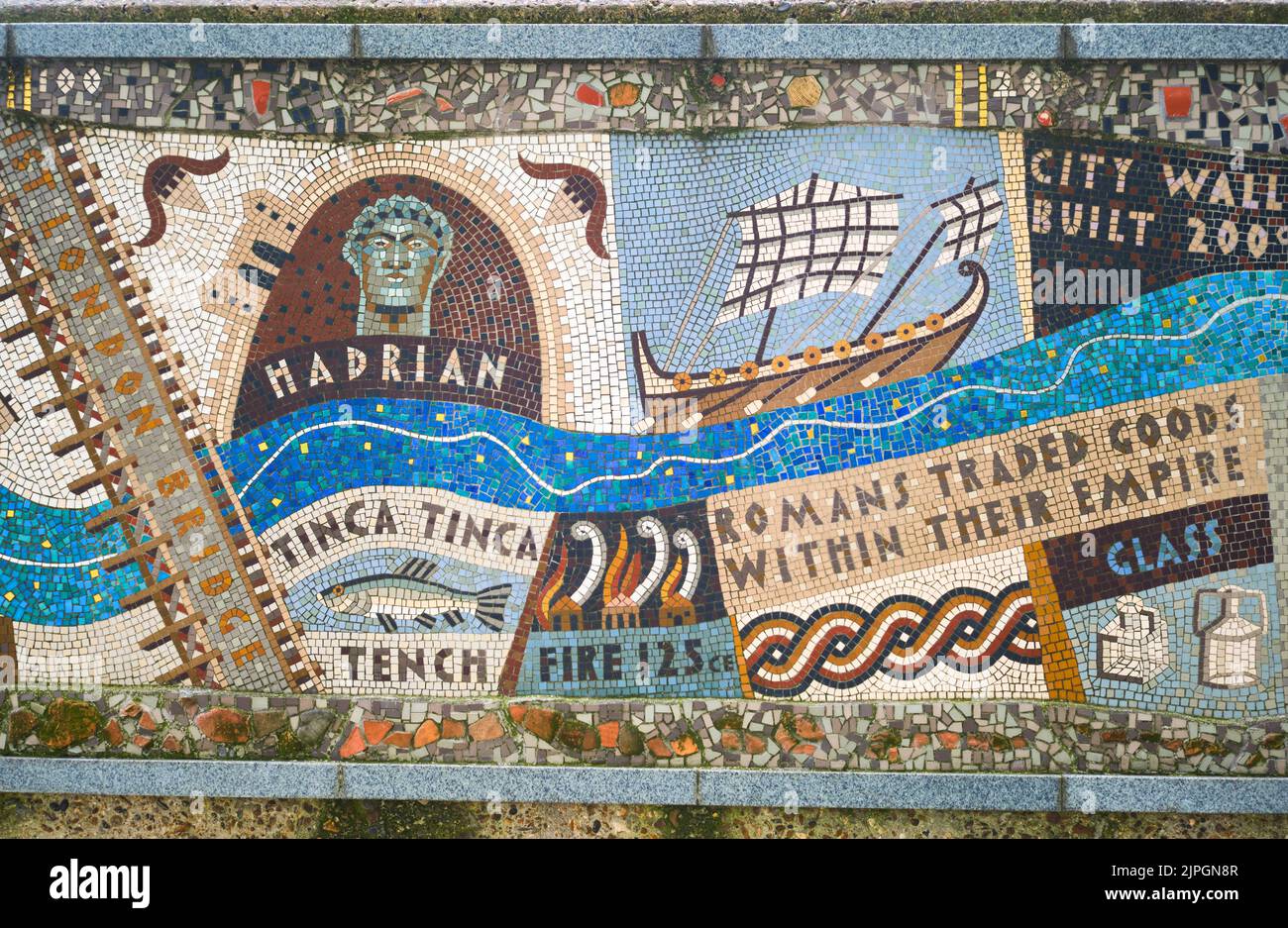 Hadrian, das Feuer von 125ce und der römische Handel. Im Queenhithe Mosaic, Fliese, Londoner Geschichtskunstwerk, nahe der Themse in London, Großbritannien. Stockfoto