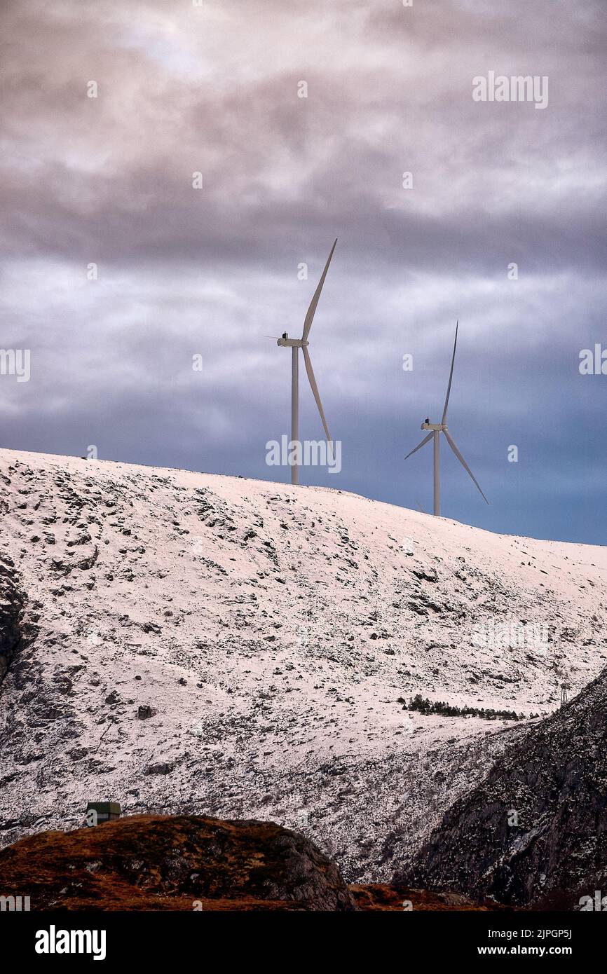 Haramsøya mit Windkraftanlagen auf seinem Berg, Ålesund, Møre Og Romsdal, Norwegen. Stockfoto