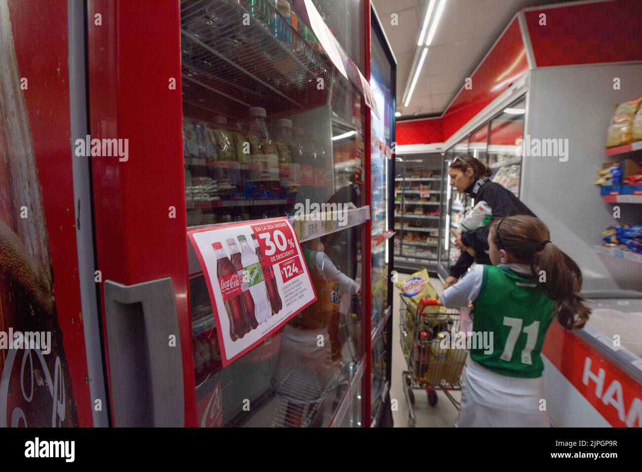 Buenos Aires, Argentinien. 06. August 2022. Eine Frau und ihr Kind kaufen im Supermarkt ein. Mit einer Inflationsrate von 71 Prozent befindet sich die Kaufkraft Argentinier in einem permanenten Rückgang. Quelle: Florencia Martin/dpa/Alamy Live News Stockfoto