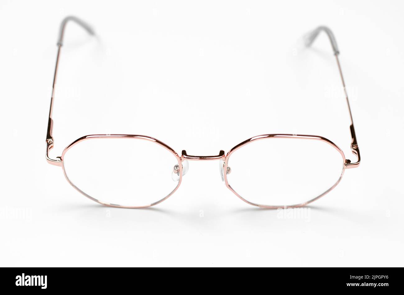 Stilvolle Brillen auf weißem Hintergrund. Gläser mit Eisenrahmen Stockfoto